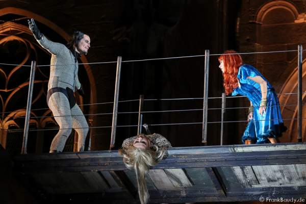 Max Urlacher (Hagen), Marlon Schneider (Toter Siegfried), Judith Rosmair (Kriemhild) bei Gemetzel - Nibelungen-Festspiele 2015 in Worms
