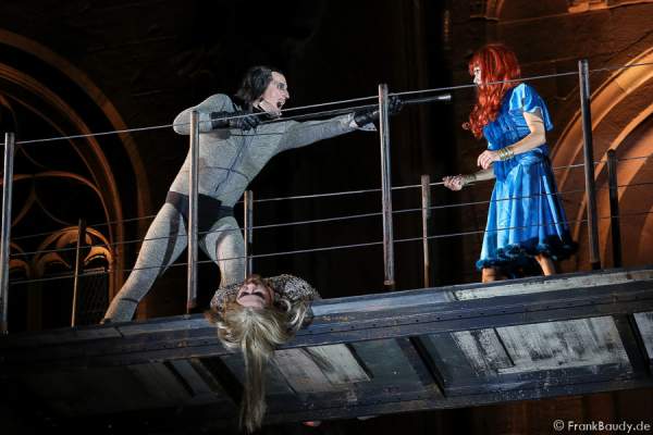 Max Urlacher (Hagen), Marlon Schneider (Toter Siegfried), Judith Rosmair (Kriemhild) bei Gemetzel - Nibelungen-Festspiele 2015 in Worms