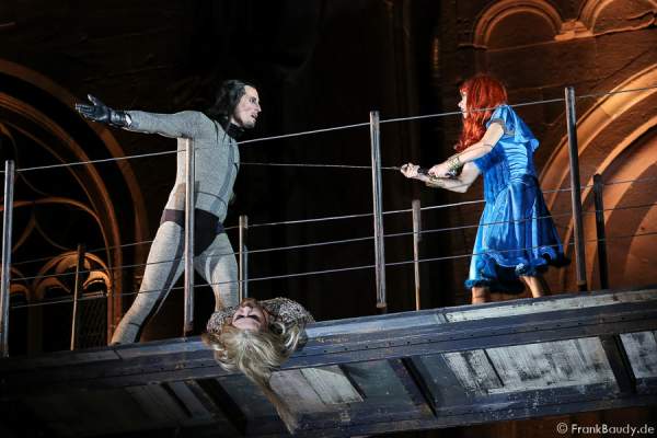 Max Urlacher (Hagen), Marlon Schneider (Toter Siegfried), Judith Rosmair (Kriemhild) bei Gemetzel - Nibelungen-Festspiele 2015 in Worms