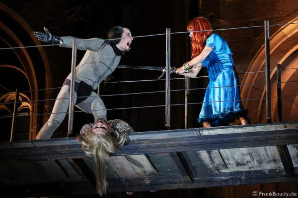 Max Urlacher (Hagen), Marlon Schneider (Toter Siegfried), Judith Rosmair (Kriemhild) bei Gemetzel - Nibelungen-Festspiele 2015 in Worms