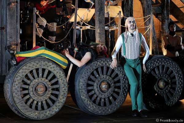 Maik Solbach als Narr und Radu Cojocariu als Erzähler bei Gemetzel - Nibelungen-Festspiele 2015 in Worms