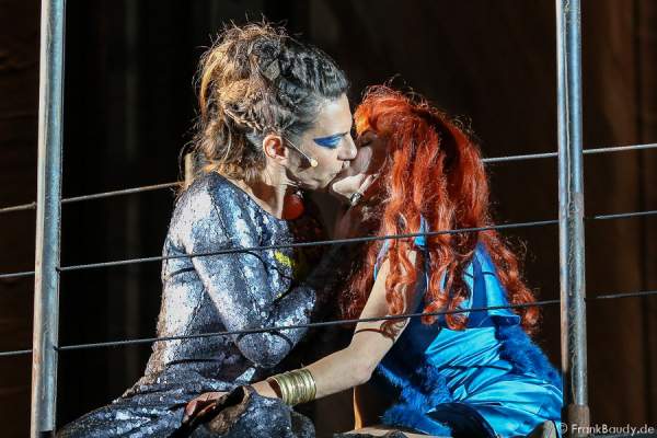 Catrin Striebeck (Brünhild) und Judith Rosmair (Kriemhild) (v.l.n.r.) bei Gemetzel - Nibelungen-Festspiele 2015 in Worms