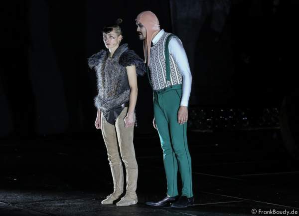 Alina Levshin als Ortlieb und Radu Cojocariu als Erzähler bei Gemetzel - Nibelungen-Festspiele 2015 in Worms