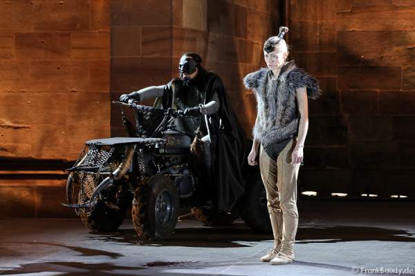 Max Urlacher als Hagen und Alina Levshin als Ortlieb bei Gemetzel - Nibelungen-Festspiele 2015 in Worms