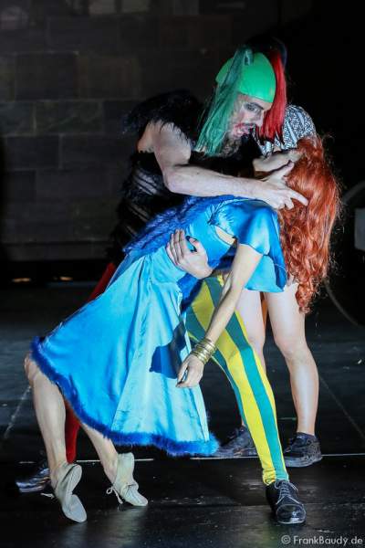 Maik Solbach als Narr und Judith Rosmair als Kriemhild bei Gemetzel - Nibelungen-Festspiele 2015 in Worms