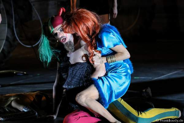 Maik Solbach als Narr und Judith Rosmair als Kriemhild bei Gemetzel - Nibelungen-Festspiele 2015 in Worms