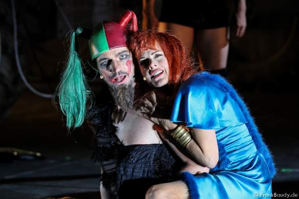 Maik Solbach als Narr und Judith Rosmair als Kriemhild bei Gemetzel - Nibelungen-Festspiele 2015 in Worms