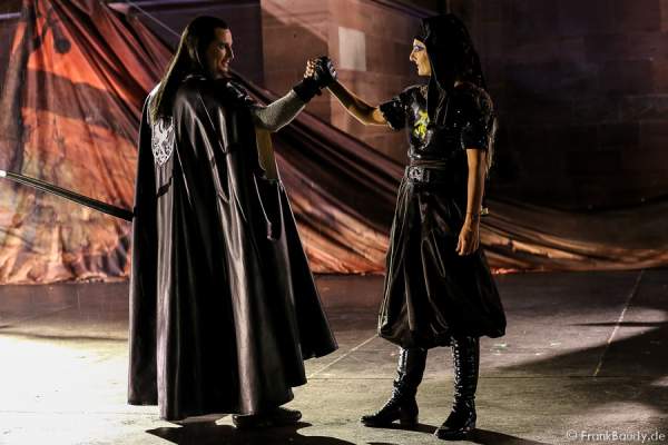 Max Urlacher (Hagen)und Catrin Striebeck (Brünhild) bei Gemetzel - Nibelungen-Festspiele 2015 in Worms