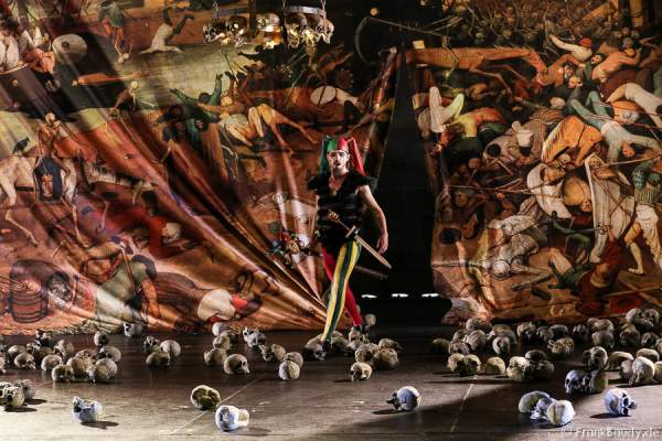 Maik Solbach als Narr bei Gemetzel - Nibelungen-Festspiele 2015 in Worms