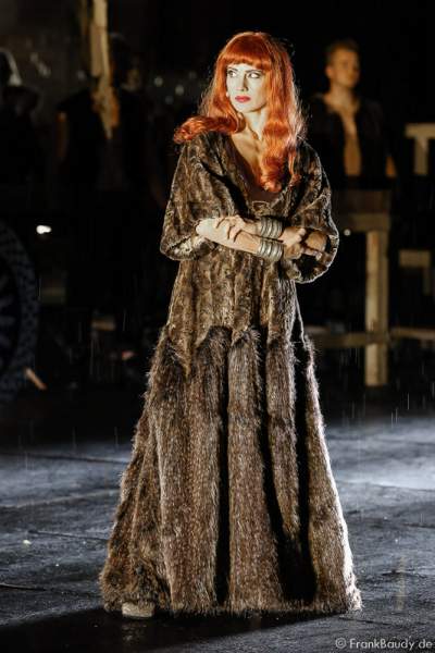 Judith Rosmair als Kriemhild bei Gemetzel - Nibelungen-Festspiele 2015 in Worms