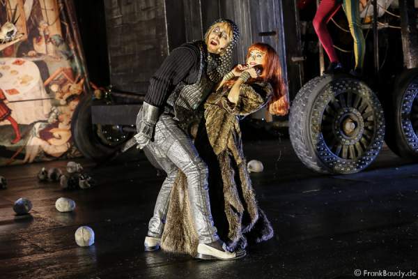 Gabriel Raab (Gerenot) und Judith Rosmair als Kriemhild bei Gemetzel - Nibelungen-Festspiele 2015 in Worms