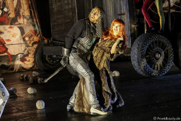 Gabriel Raab (Gerenot) und Judith Rosmair als Kriemhild bei Gemetzel - Nibelungen-Festspiele 2015 in Worms