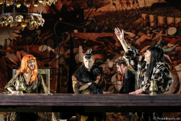 Judith Rosmair (Kriemhild), Alina Levshin (Ortlieb), Markus Boysen (König Etzel) bei Gemetzel - Nibelungen-Festspiele 2015 in Worms