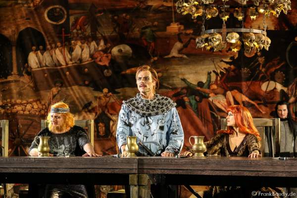 Holger Kunkel (König Gunter), Peter Becker (Giselher) und Judith Rosmair als Kriemhild bei Gemetzel - Nibelungen-Festspiele 2015 in Worms