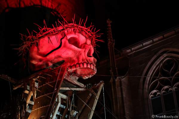 Roter Totenschädel bei den Nibelungen-Festspiele 2015 in Worms - Gemetzel
