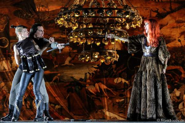 Max Urlacher als Hagen, Alina Levshin als Ortlieb und Judith Rosmair als Kriemhild bei Gemetzel - Nibelungen-Festspiele 2015 in Worms