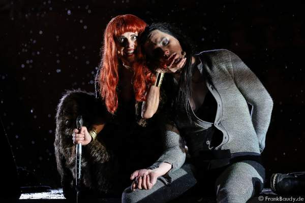 Max Urlacher als Hagen und Judith Rosmair als Kriemhild bei Gemetzel - Nibelungen-Festspiele 2015 in Worms