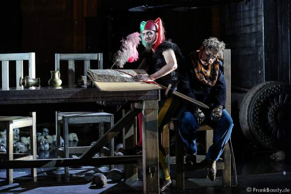 Maik Solbach als Narr und Heiko Pinkowski (Dietrich) bei Gemetzel - Nibelungen-Festspiele 2015 in Worms