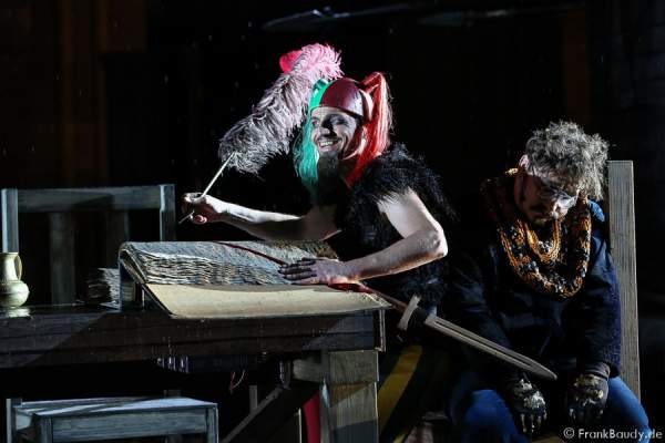 Maik Solbach als Narr und Heiko Pinkowski (Dietrich) bei Gemetzel - Nibelungen-Festspiele 2015 in Worms
