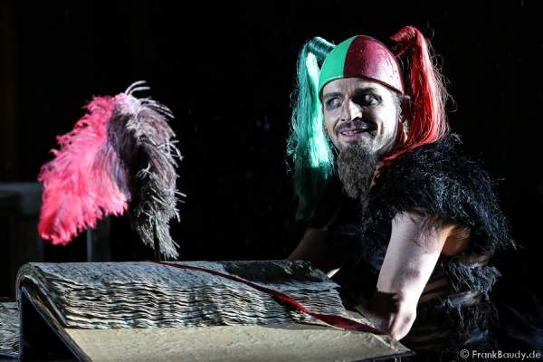Maik Solbach als Narr bei Gemetzel - Nibelungen-Festspiele 2015 in Worms