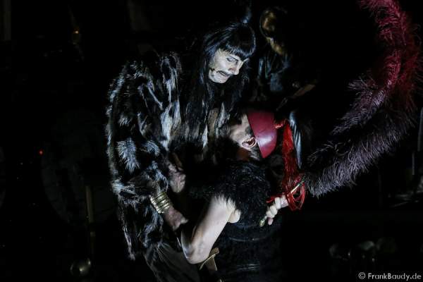 Markus Boysen als König Etzel und Maik Solbach als Narr bei Gemetzel - Nibelungen-Festspiele 2015 in Worms