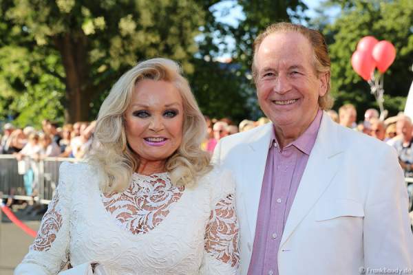 Max Schautzer mit Ehefrau Gundel bei der Premiere von Gemetzel - Nibelungen-Festspiele 2015 in Worms