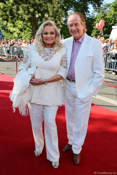 Max Schautzer mit Ehefrau Gundel bei der Premiere von Gemetzel - Nibelungen-Festspiele 2015 in Worms