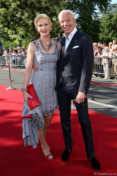 Prof. Jo Groebel mit Frau Grit Weiss bei der Premiere von Gemetzel - Nibelungen-Festspiele 2015 in Worms