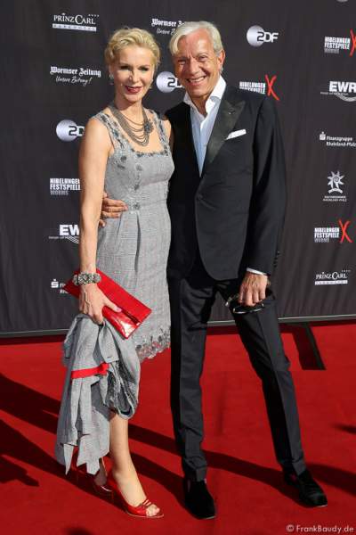 Prof. Jo Groebel mit Frau Grit Weiss bei der Premiere von Gemetzel - Nibelungen-Festspiele 2015 in Worms