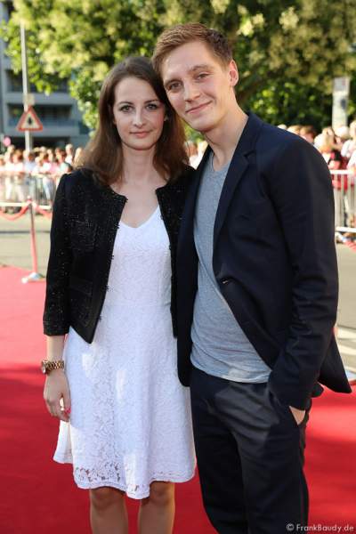 Jonas Nay mit Begleitung bei der Premiere von Gemetzel - Nibelungen-Festspiele 2015 in Worms