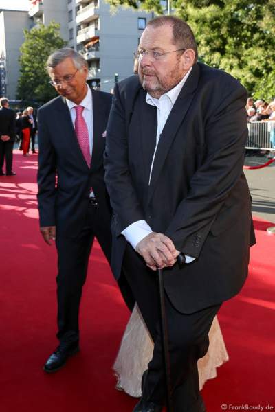 Schauspieler Ottfried Fischer am Stock bei der Premiere von Gemetzel - Nibelungen-Festspiele 2015 in Worms