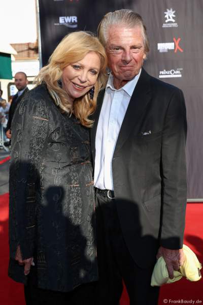 Klaus Bresser mit Frau Evelyn auf dem roten Teppich der Nibelungen-Festspiele 2015, Gemetzel