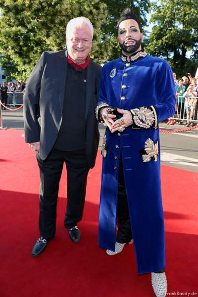 Harald Glööckler und Lebensgefährte Dieter Schroth auf dem roten Teppich bei der Premiere von Gemetzel - Nibelungen-Festspiele 2015 in Worms
