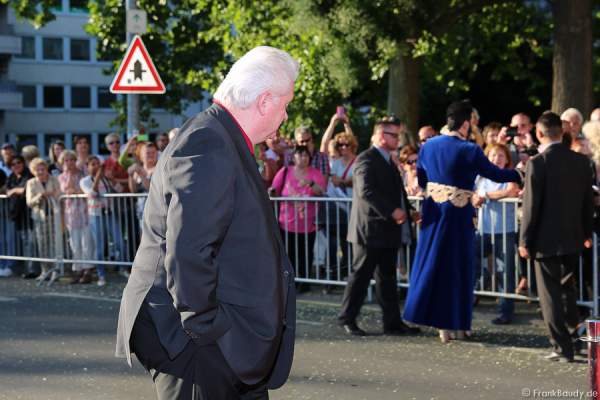 Dieter Schroth im Hintergrund von Harald Glööckler auf dem roten Teppich bei der Premiere von Gemetzel - Nibelungen-Festspiele 2015 in Worms