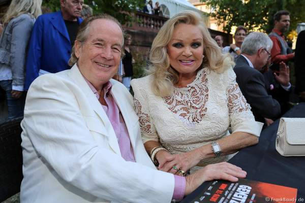 Max Schautzer mit Ehefrau Gundel bei der Premiere von Gemetzel - Nibelungen-Festspiele 2015 in Worms