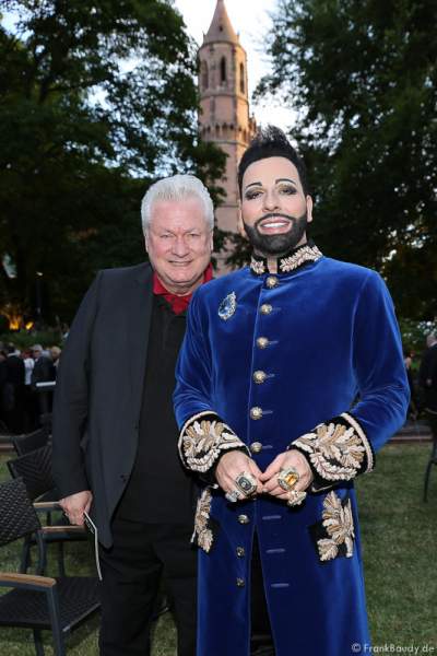 Harald Glööckler und Lebensgefährte Dieter Schroth vor dem Dom bei der Premiere von Gemetzel - Nibelungen-Festspiele 2015 in Worms