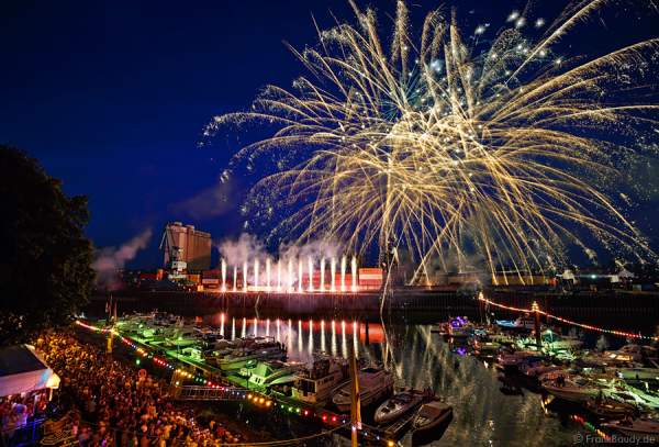 Hafenfeuerwerk beim Rheinischen Fischerfest 2015 in Gernsheim