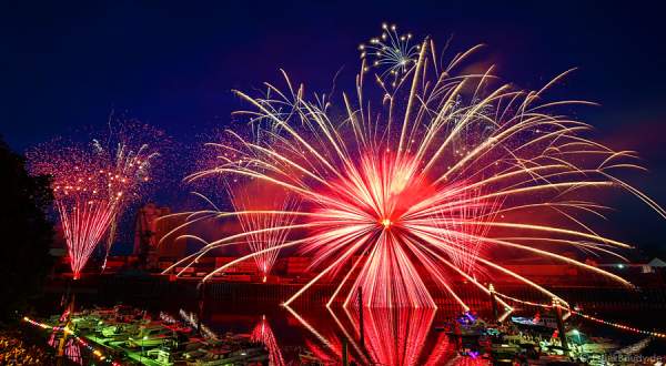 Hafenfeuerwerk beim Rheinischen Fischerfest 2015 in Gernsheim