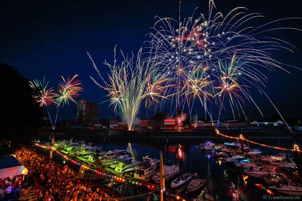 Hafenfeuerwerk beim Rheinischen Fischerfest 2015 in Gernsheim