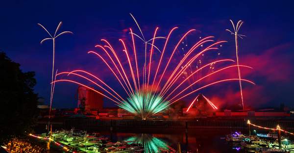 Hafenfeuerwerk beim Rheinischen Fischerfest 2015 in Gernsheim