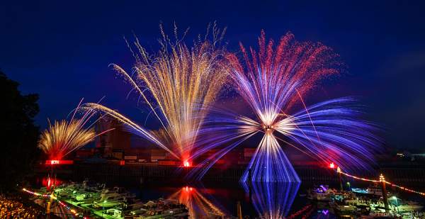 Hafenfeuerwerk beim Rheinischen Fischerfest 2015 in Gernsheim