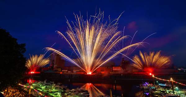 Hafenfeuerwerk beim Rheinischen Fischerfest 2015 in Gernsheim