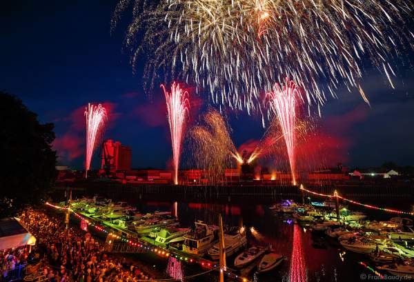 Hafenfeuerwerk beim Rheinischen Fischerfest 2015 in Gernsheim