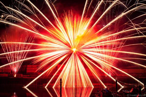 Hafenfeuerwerk beim Rheinischen Fischerfest 2015 in Gernsheim