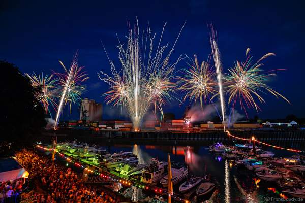 Hafenfeuerwerk beim Rheinischen Fischerfest 2015 in Gernsheim