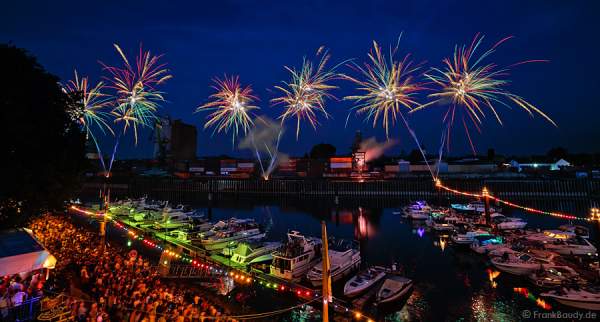 Hafenfeuerwerk beim Rheinischen Fischerfest 2015 in Gernsheim