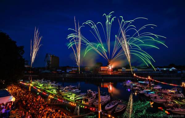 Hafenfeuerwerk beim Rheinischen Fischerfest 2015 in Gernsheim