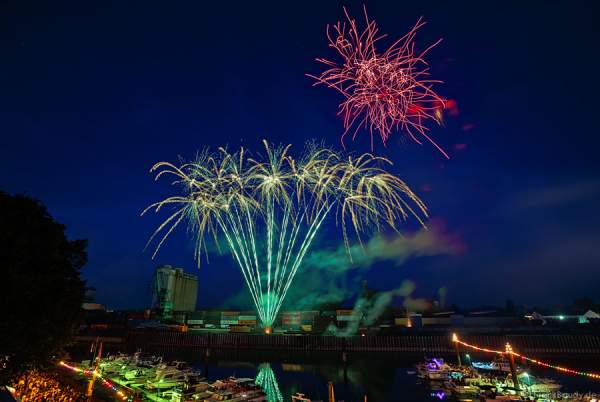 Hafenfeuerwerk beim Rheinischen Fischerfest 2015 in Gernsheim