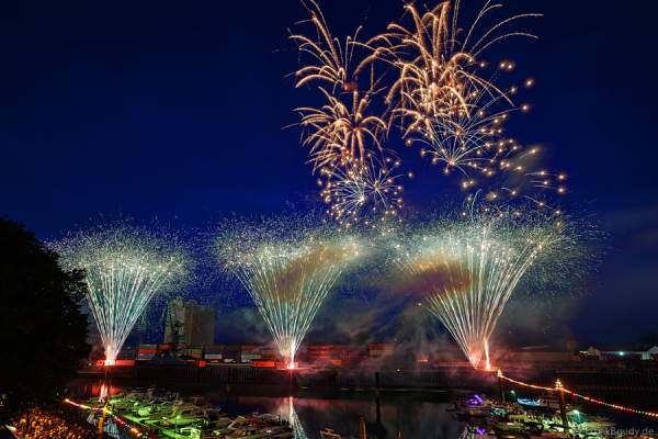 Hafenfeuerwerk beim Rheinischen Fischerfest 2015 in Gernsheim