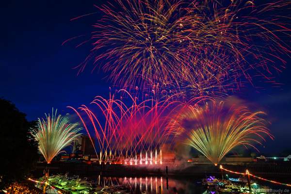 Hafenfeuerwerk beim Rheinischen Fischerfest 2015 in Gernsheim
